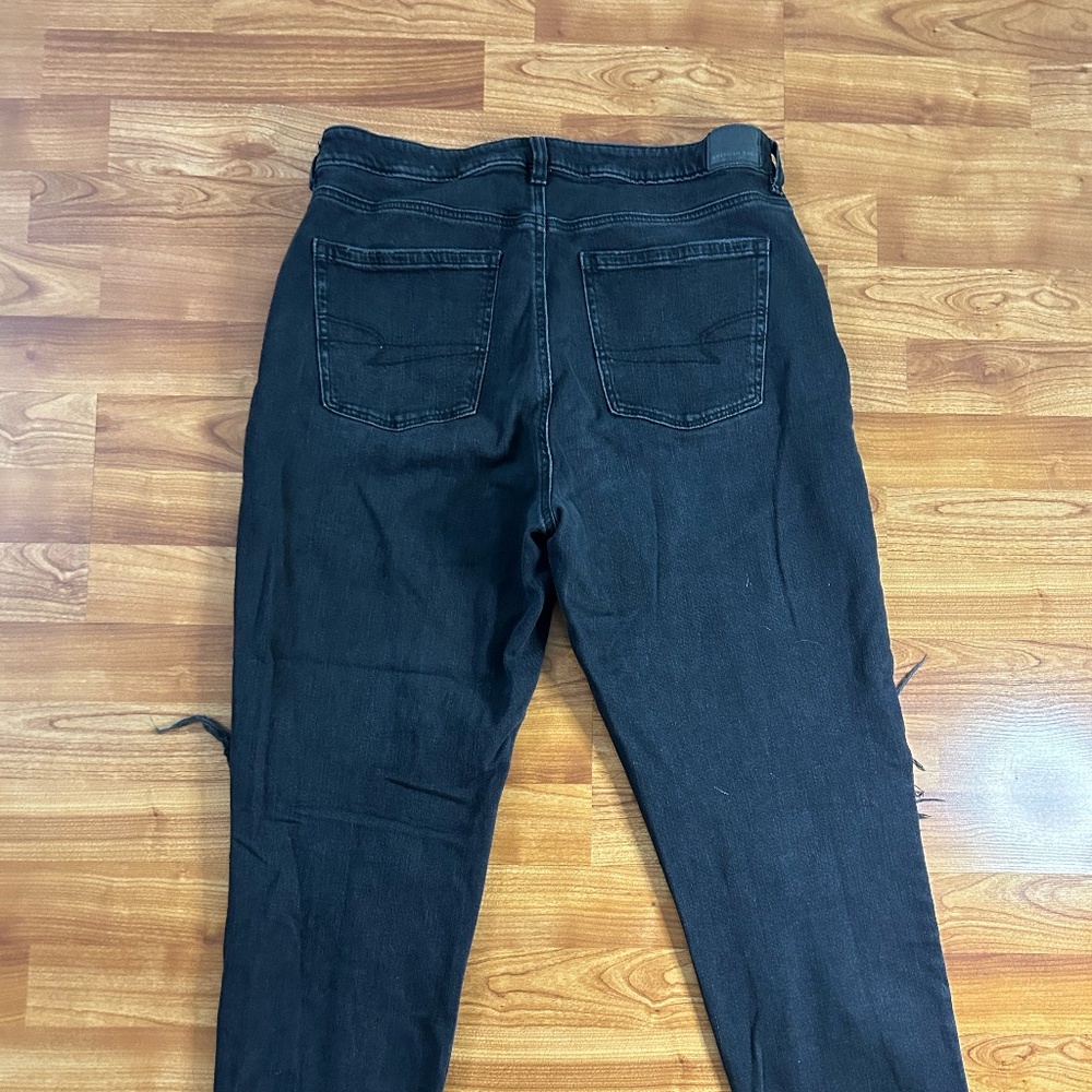 AE  distressed Mom Jeans - Picture 3 of 4